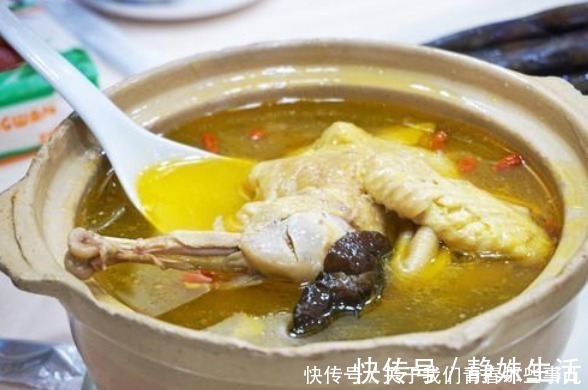 血水|炖鸡汤,别用冷水焯水,教你3个技巧,肉嫩滑汤鲜香,不腥也不柴