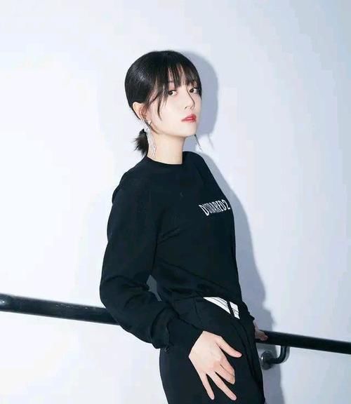 版型|女明星不得了，黑卫衣搭西装裙又美又野，不系扣子反而更时髦