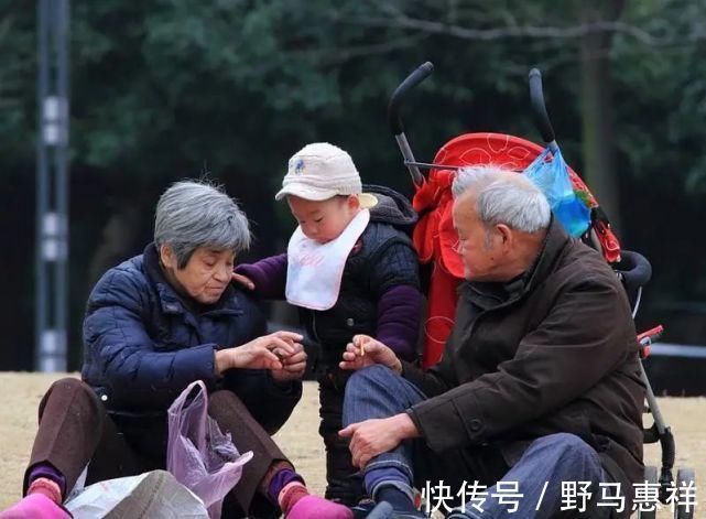 孩子|孙子打针奶奶却火了祖孙俩表情神同步,网友真是亲孙子