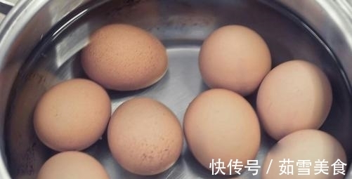 营养师：水煮鸡蛋是最有营养吃法，教你一招，让蛋黄软嫩、不噎人