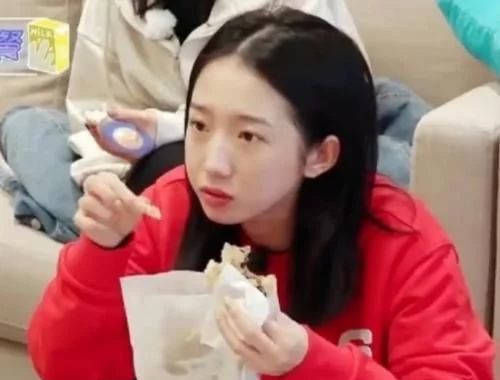 火箭少女101 孟美岐模仿李沁吃鸡腿,全网却盯着她的素颜看!