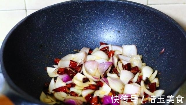 一家三口的晚餐，4道家常菜荤素搭配，开胃又下饭，好吃又营养