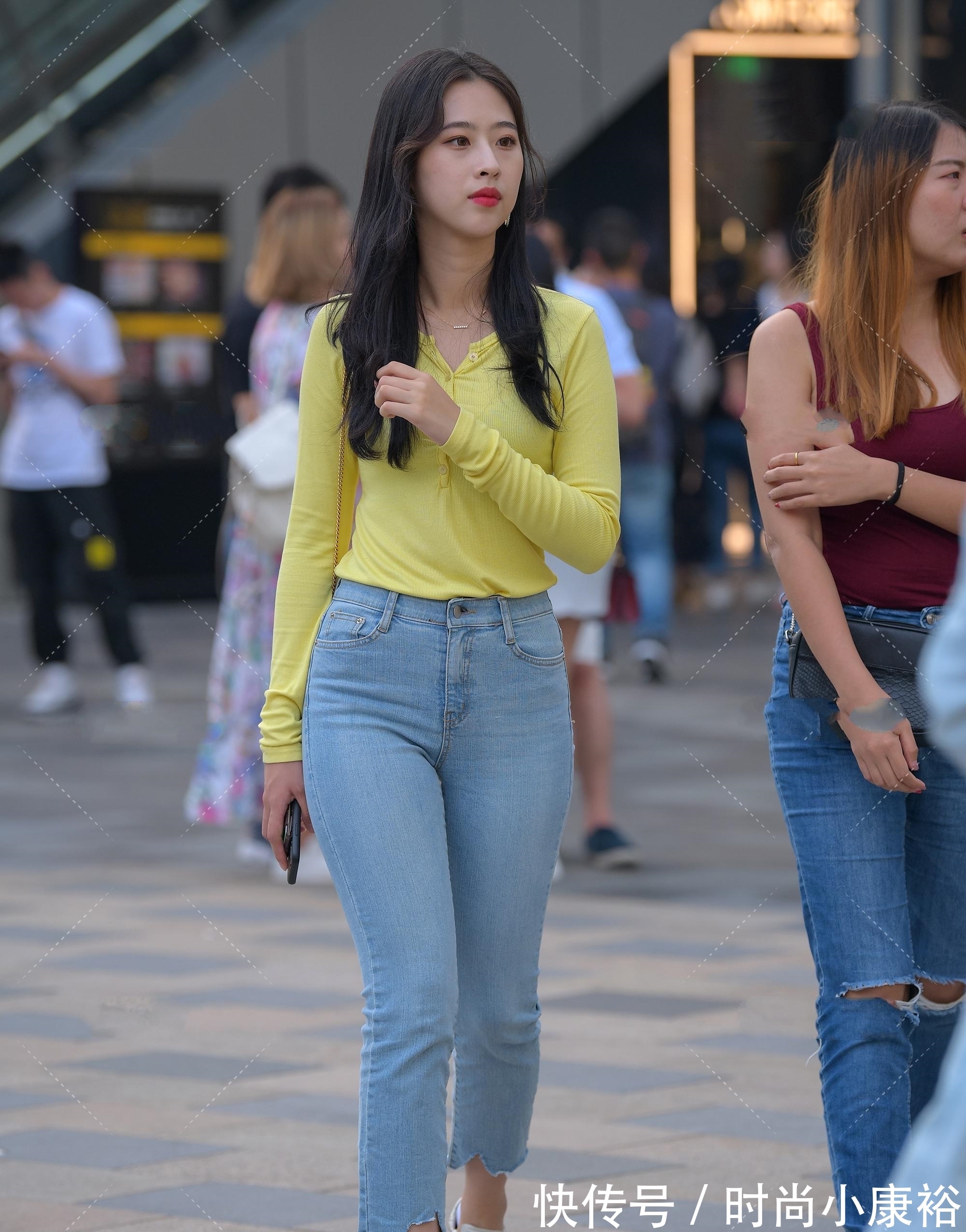 牛仔裤 亮黄色针织衫这样穿,清新雅致明艳动人,展示朝气蓬勃的青春