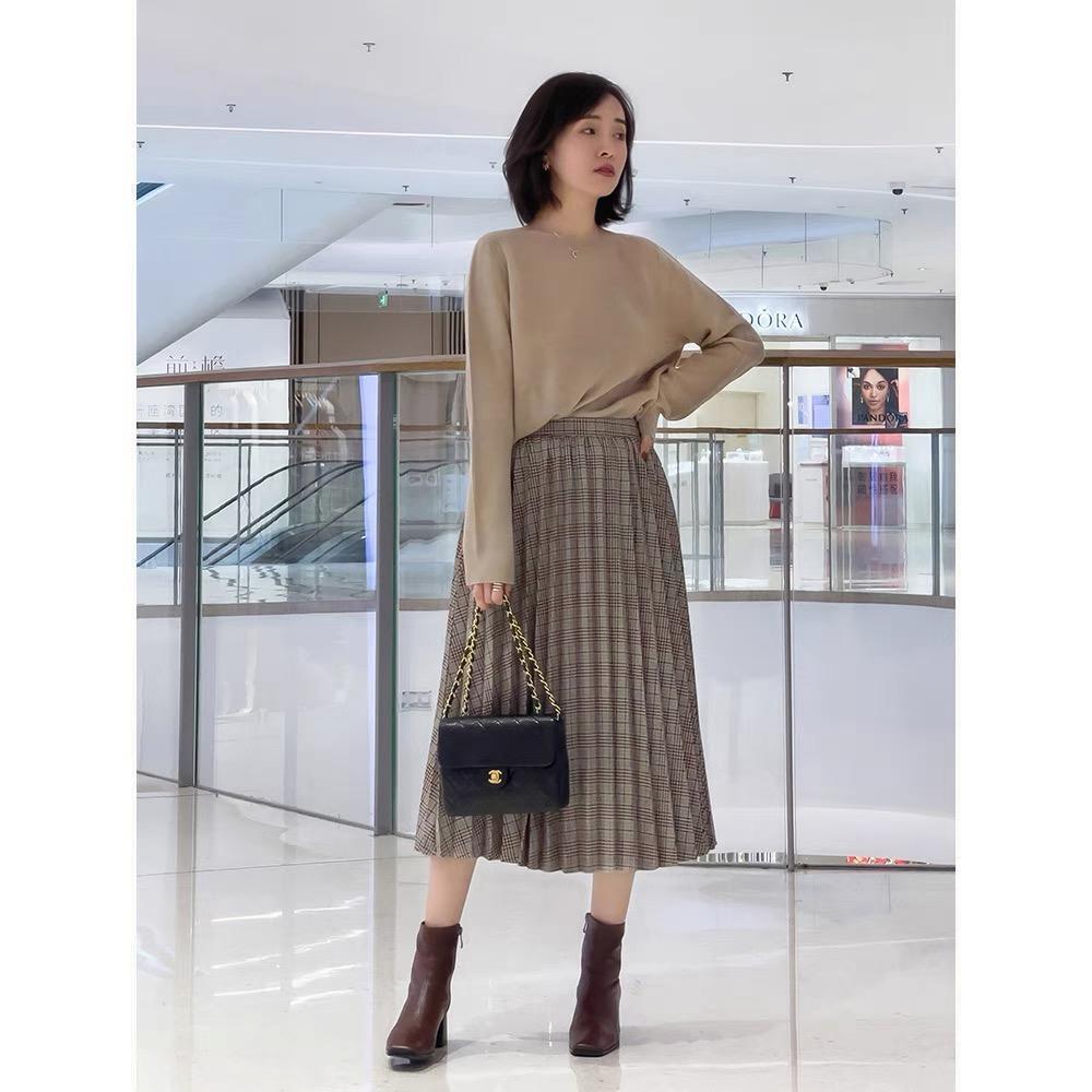 墨绿色 冬季怎么穿半身裙才好看，结合上毛衣保暖舒适，高级优雅又减龄