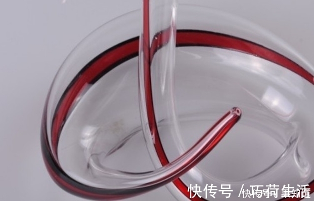 艺术品|世上最奇葩的红酒艺术品，看了让人不舒服，价格居然这么高？