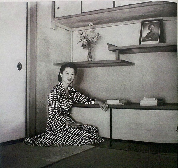 小姐|张学良亲手拍摄的赵四小姐:穿着睡袍胡思乱想,戴着老花镜看八卦杂志!