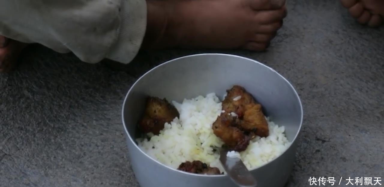 尼泊尔|尼泊尔山区农村建房子,主人砍五斤黑猪肉,红烧猪肉招待帮忙的