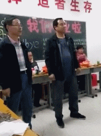 |搞笑GIF:小伙子,别在大人面前耍技,你要知道姜还是老的辣