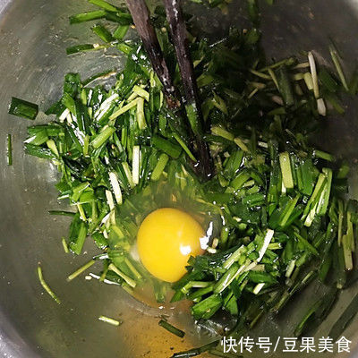 金黄带|简单懒人菜韭菜鸡蛋饼，打败周一综合征