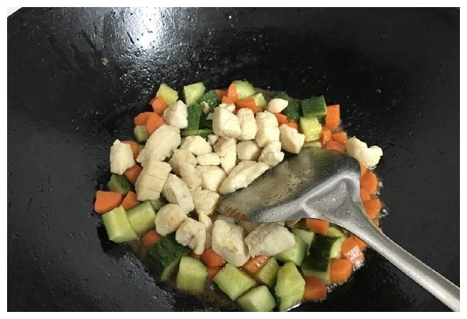 减脂餐不要老吃水煮鸡胸了，试试这么做，好吃又营养，人也瘦了