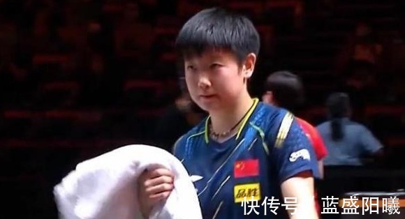 冠军|女单冠军孙颖莎回国,身边竟然无教练陪伴,英雄会被放养吗!