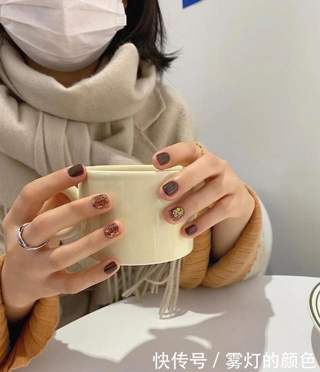 琥珀色|显白时髦,这几款美甲新年做起来,超出众