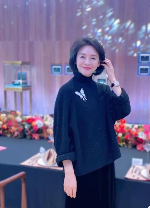 这位50＋女性的穿搭时髦火了！穿衣简单大方且日常，优雅有气质