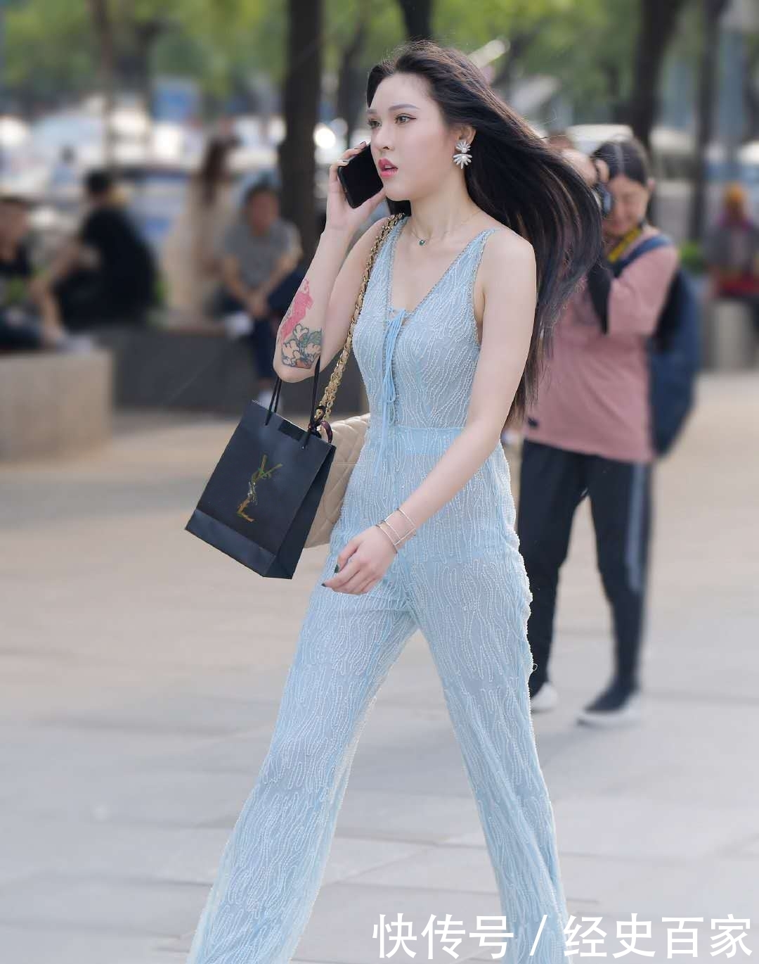 街拍:高贵冷艳的小姐姐,身穿蓝色薄纱连体裤,展现女性的轻盈感