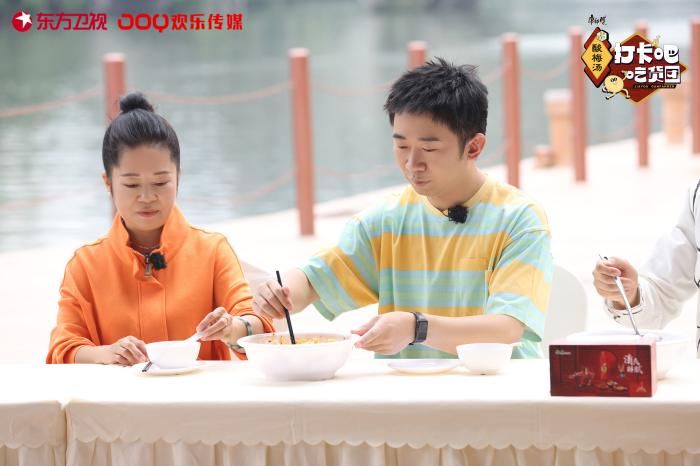 《打卡吧！吃貨團(tuán)》打卡成都美食 楊迪媽媽做回鍋肉