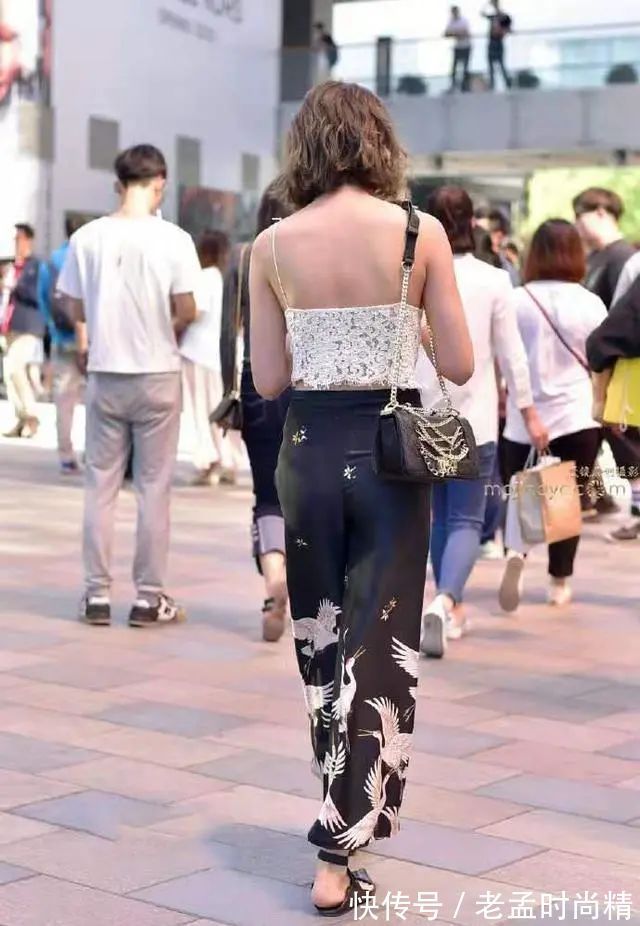 背心 充满回头率的穿搭,蕾丝吊带背心+阔腿裤,复古又显优雅迷人气质