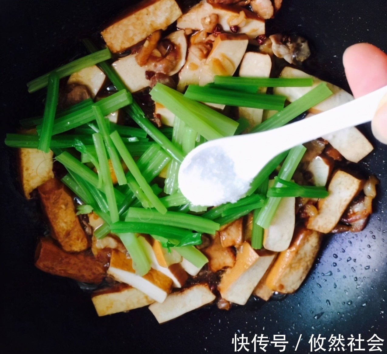 肉质|在家做芹菜香干小炒肉，芹菜清脆可口，肉质鲜美，健康有营养