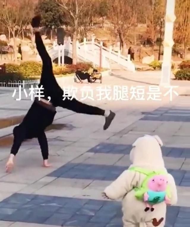 宝宝|爸爸在宝宝面前翻跟头,宝宝不甘示弱,当宝宝翻倒在地时妈妈笑喷
