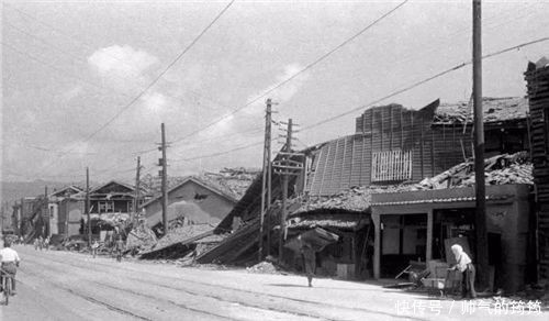 日本核爆现场有多惨7万人被6千度高温瞬间蒸发，路边全是“鬼”