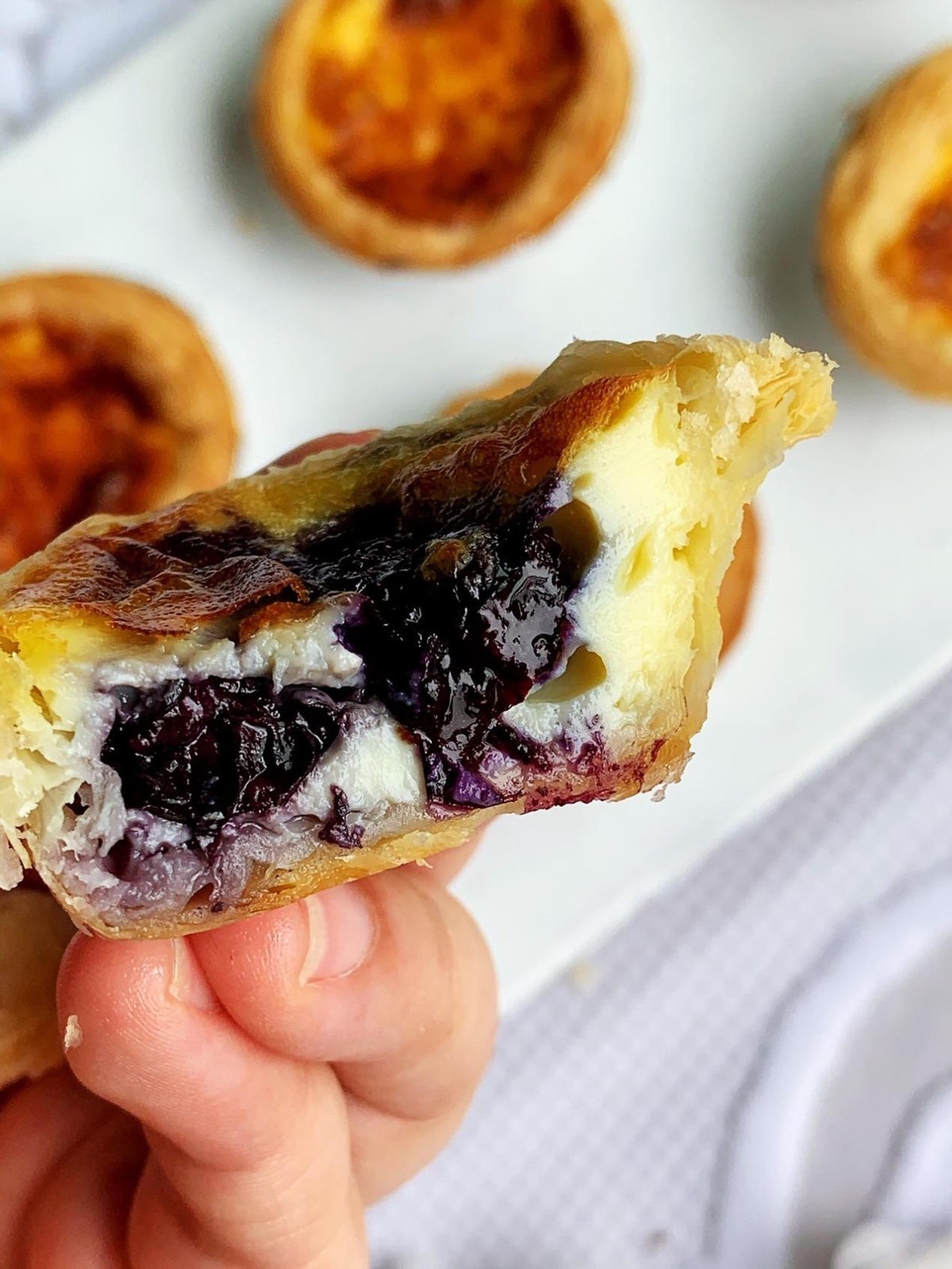 用蓝莓做一份蛋挞吃，每个都酸酸甜甜，香甜可口