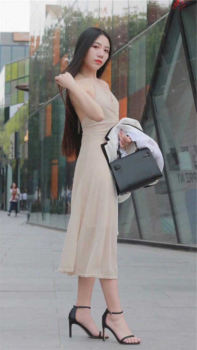 搭配|街拍:美女搭配格子小背心,显得甜美又迷人