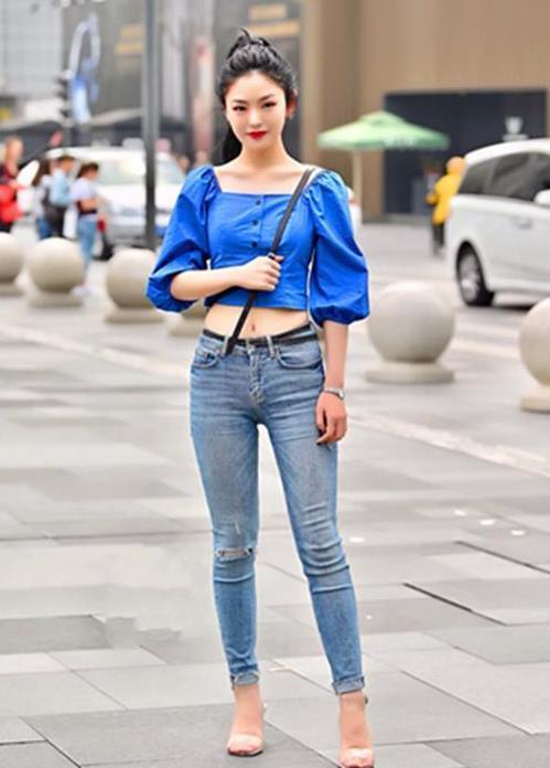 街拍:小美女黑色的穿搭风格,凸显出美女的优雅气质,真养眼