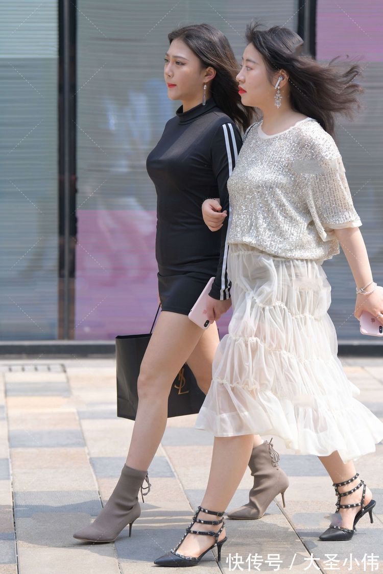 连体裤|美女街拍:美女脚上搭配一字带的防水台高跟鞋,走起路来有着女神般的姿态