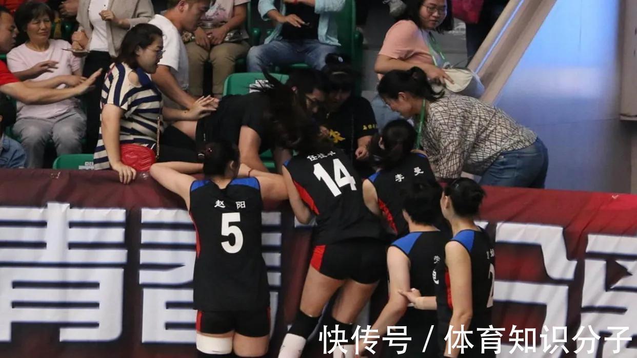 辽宁女排|女排打架场面火爆!丁霞队友冲上看台打人,周围的人拉都拉不住