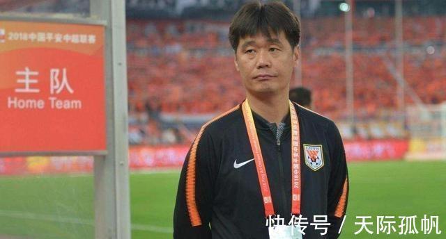 国足|李霄鹏真的比李铁强吗?只不过左手换右手而已