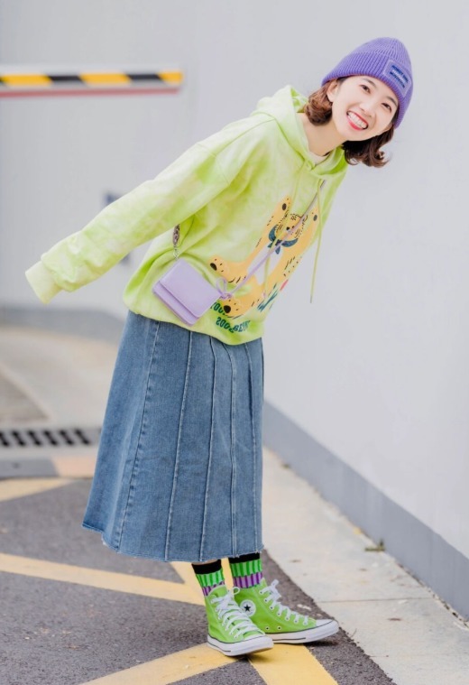 下半身 小个子穿卫衣竟然这么时髦!选择这几种流行色,活力十足还不挑人