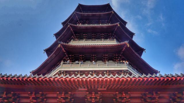 雷峰塔|我国首座彩色铜雕宝塔，属于国家AAAA级旅游景区