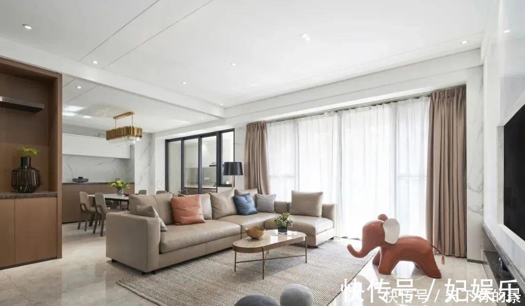 客厅|客厅沙发这样摆放，面积直接大了一倍，邻居见了挤爆门来学！