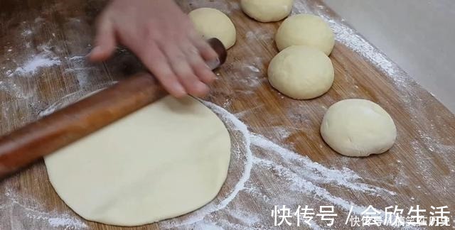 以后面粉就这样做,加3个鸡蛋,不用烤不用蒸,比蛋糕都香甜好吃