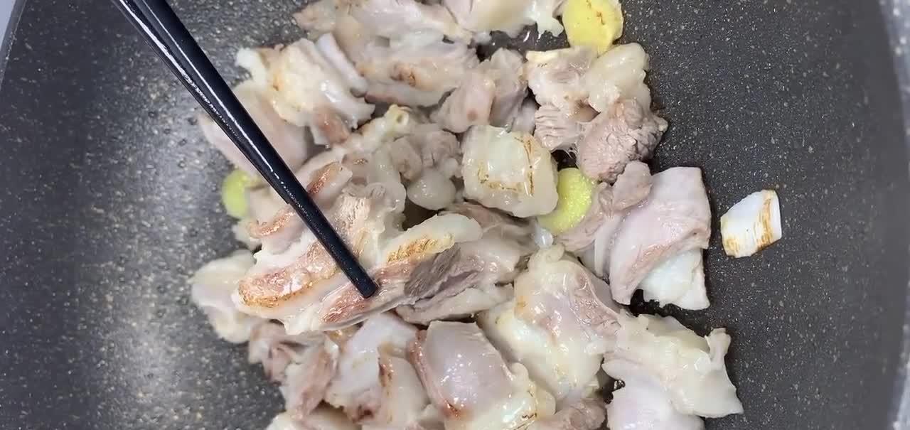 红焖羊肉的做法，肉质酥烂香膻味全无，真正融合南北人的口味