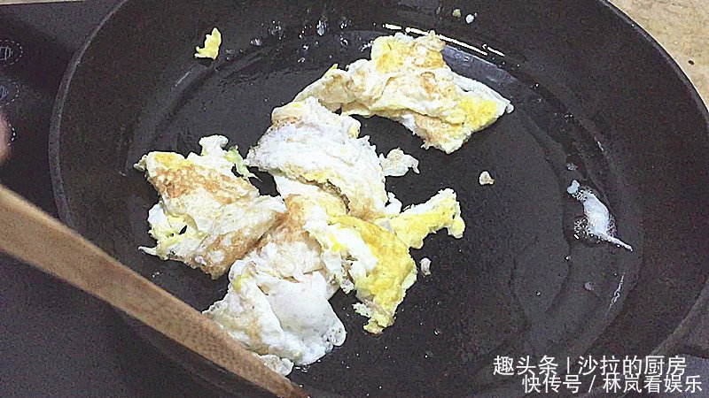 抢手|青椒鸡蛋新吃法,爽脆鲜香入味超下饭,比肉还抢手,全家都爱吃