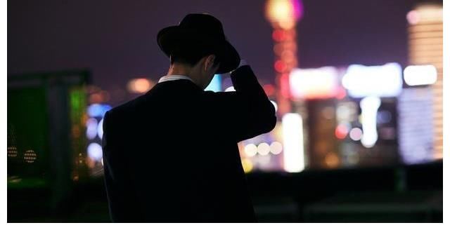 王一博氛围感大片,背影满满故事感,绅士风格出圈