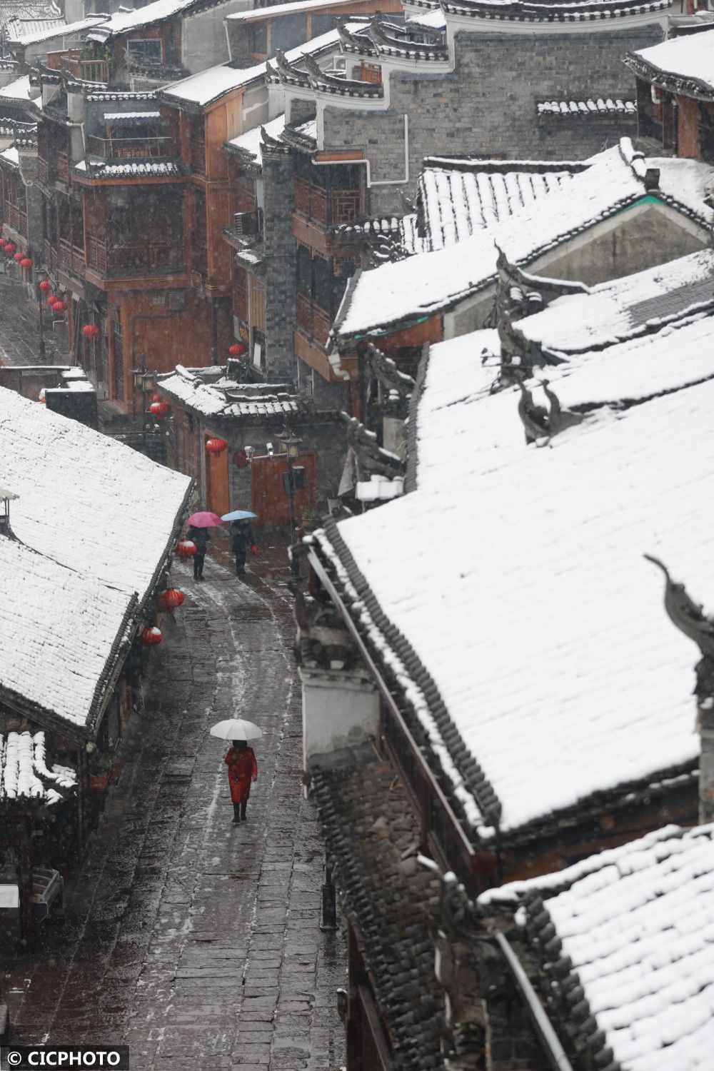 杨韬|二月春寒雪满山 稚子游人嬉雪欢