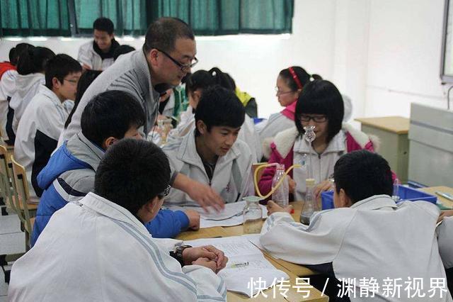 女儿|''妈妈,同桌总是摸我'',妈妈机智的回答,挽救了女儿的一生