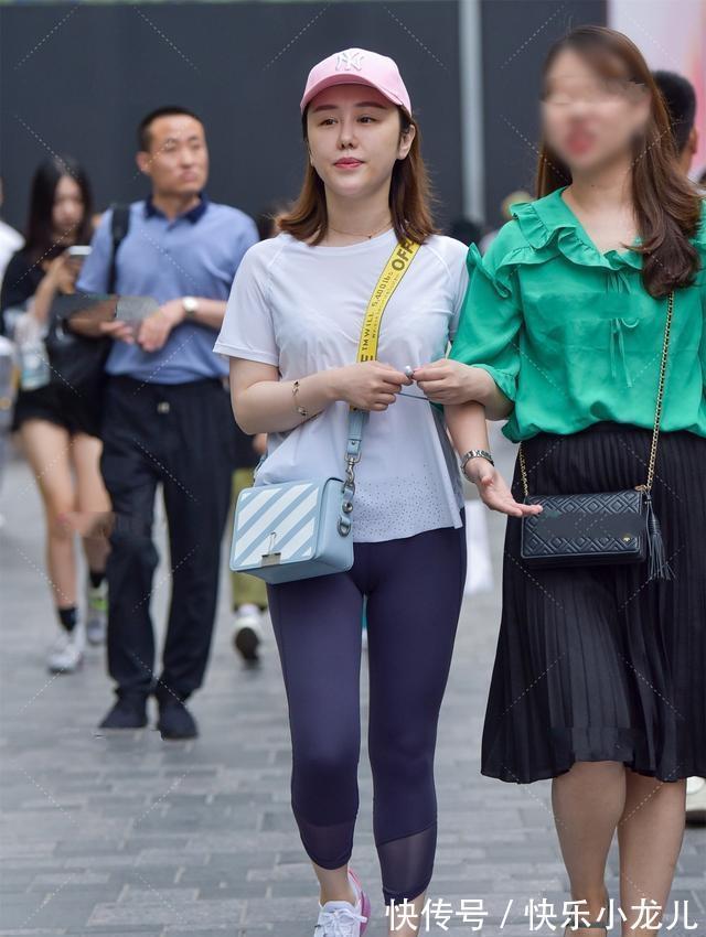 面试 白色圆领上衣搭配紫色修身打底裤,整体局部连贯,是很职业的搭配