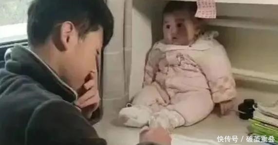 吉祥物|“吉祥物”妹妹火了,哥哥写作业把她放书桌上,妹妹表情太搞笑