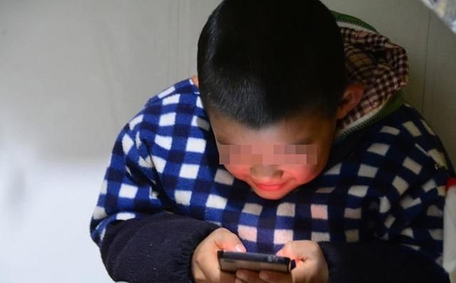 玩手机|经常玩手机的孩子,身上的这项能力,比不玩手机的孩子,要强太多