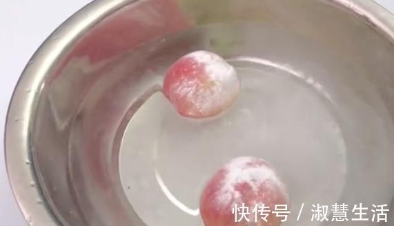 妙招|吃了30年桃子才知道，往水中加点它，让桃毛自动掉下来