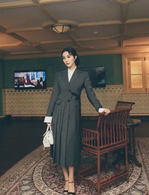 西装裤已经失宠了，今年流行的是“西装裙”，不少明星都在穿