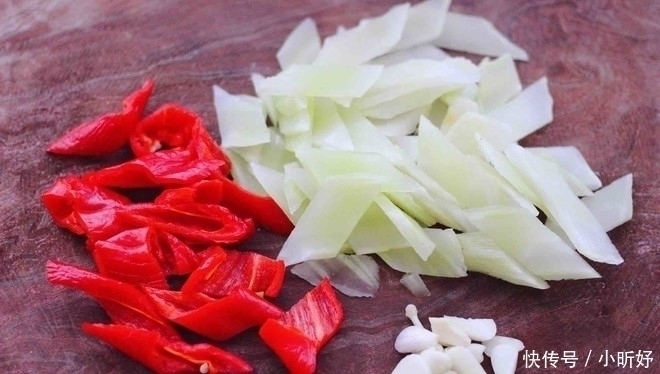 鸡身上最脏的部位,里面含大量重金属,白给都不要,炒菜要扔掉