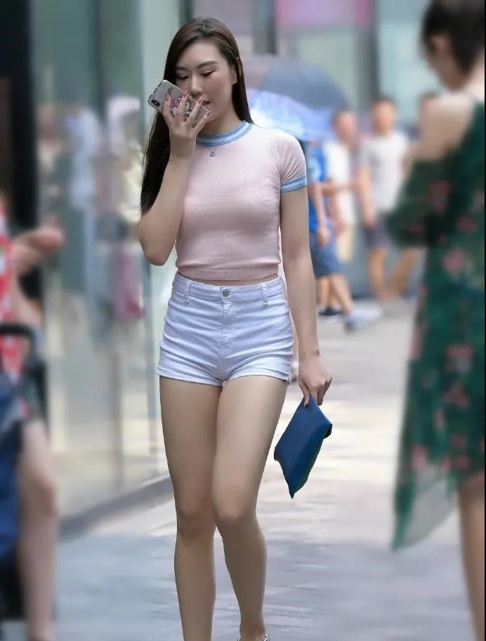 针织短袖衫 姐姐选了淡粉色的针织短袖衫,既清爽又显腿长,美的高挑又靓丽