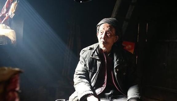 一日三餐|104岁老人抽烟喝酒不运动，老人长寿很简单，有一件事不要碰