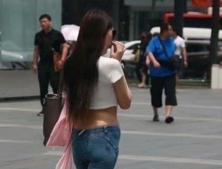 肚子 凶猛,这么紧身的牛仔裤还得往里推,网友尴尬的癌症已经犯了