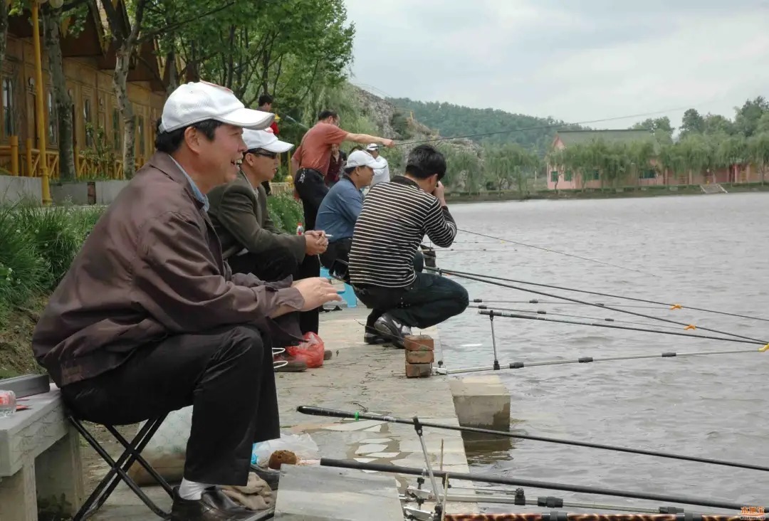 蚯蚓大显身手的黄金季节,解决几个使用难点,专攻大鲫鱼!