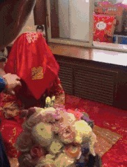 |搞笑GIF：都这时候了还看什么看 赶紧来救我啊，真装不下去了