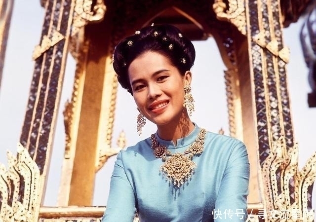 年轻时候的泰国诗丽吉王太后,满脸胶原蛋白的脸蛋,气质优雅迷人,展颜